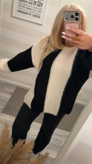 Randig stickad tröja från ASOS Design - Säljer en mysig stickad tröja från ASOS Design i storlek S. Tröjan har breda svarta och vita ränder, rund hals och långärmad passform. Den är loose och perfekt för att chilla eller hänga med vänner. Superenkel att styla med jeans eller leggings.