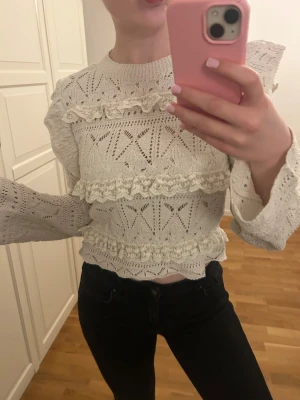 Söt stickad blus från Zara - Otroligt gullig stickad blus med volanger och detaljer från Zara. Storlek M men skulle även kunna passa en S. 