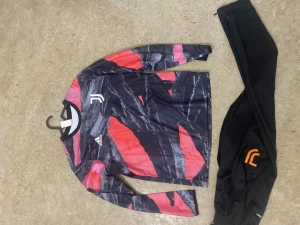 Juventus långärmad fotbollströja Adidas - Juventus långärmad fotbollströja från Adidas med svart bas och abstrakt mönster i rött och grått. Tröjan har klubbens logga på bröstet och är tillverkad i ett lätt, tekniskt material som andas. Perfekt för träning eller match.