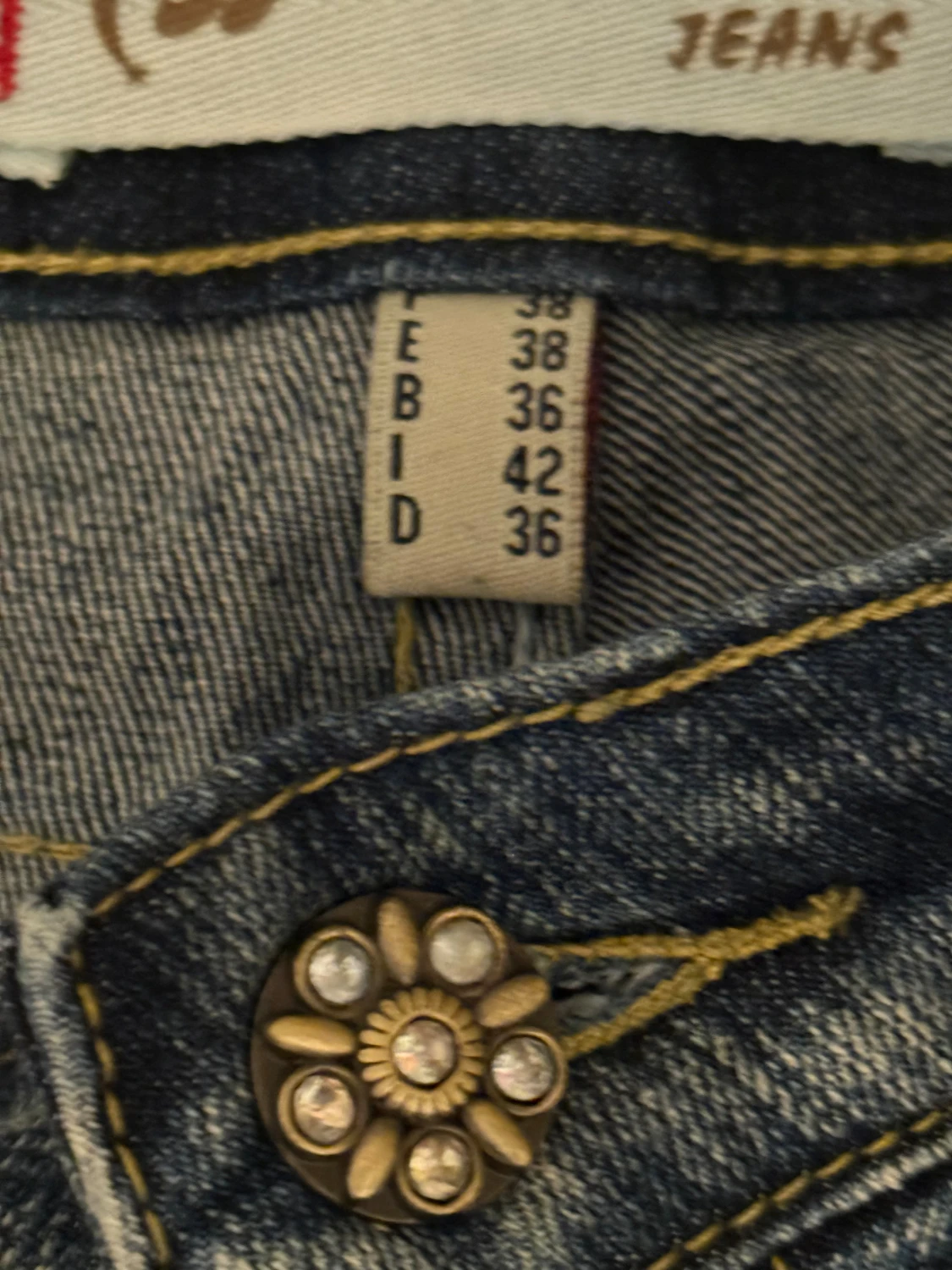 Blå bootcut jeans med broderade fickor - 5