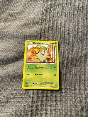 Chikorita - Samla på Pokémon med detta Chikorita-kort! Perfekt för dig som älskar Pokémon och vill utöka din samling. Kortet har cool artwork och är från 2016. Ett måste för både nya och erfarna samlare som vill ha något unikt i sitt deck.