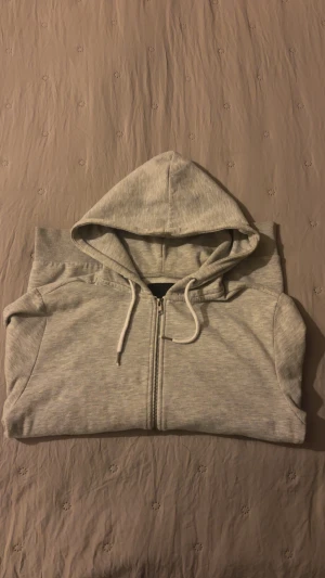 Grå zip hoodie från lager 157 - Koftan är som ny, endast använd ett fåtal gånger. Storlek s🫶🏻