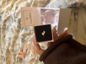 Pandora silverring med hjärtformad sten - Superfin silverring från Pandora med en gnistrande hjärtformad sten i mitten. Storlek 54💕