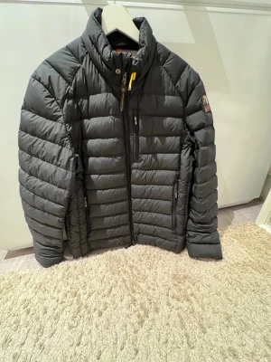 Dunjacka parajumper  - Säljer en helt ny svart dunjacka från parajumper av modellen ”ugo down jacket” i storlek L.  Aldrig använd utan enbart testad, nypris 5390kr, kvitto finns!  Går att få flera bilder. Priset går att diskutera vid smidig affär.