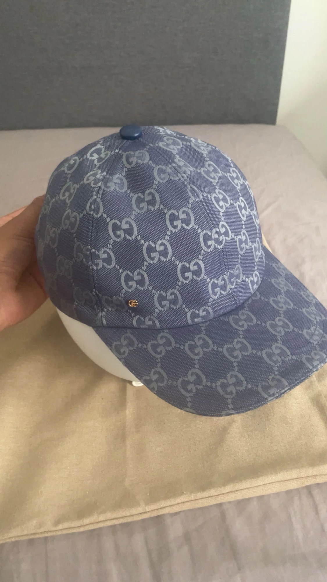 En blå Gucci keps  - 2