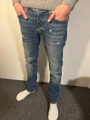 Blå slitna jeans från Jack & Jones - Jeans med slitningar från Jack & Jones | Storlek W 29 L32 | Skick 8/10 | Tveka ej med frågor