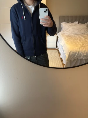 Ralph Lauren zip hoodie  - Tja, säljer denna Ralph Lauren hoodien i mycket bra skick, skick = 8/10, storlek = XS, mitt pris = 1000, modellen är 170, 60kg, hör av er vid frågor eller funderingar samt fler bilder 🤩🙌