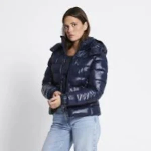 Mörkblå vinterjacka  - Snygg jacka från lager 157, slutsåld och i väldigt nytt skick. Bra hållbarhet 