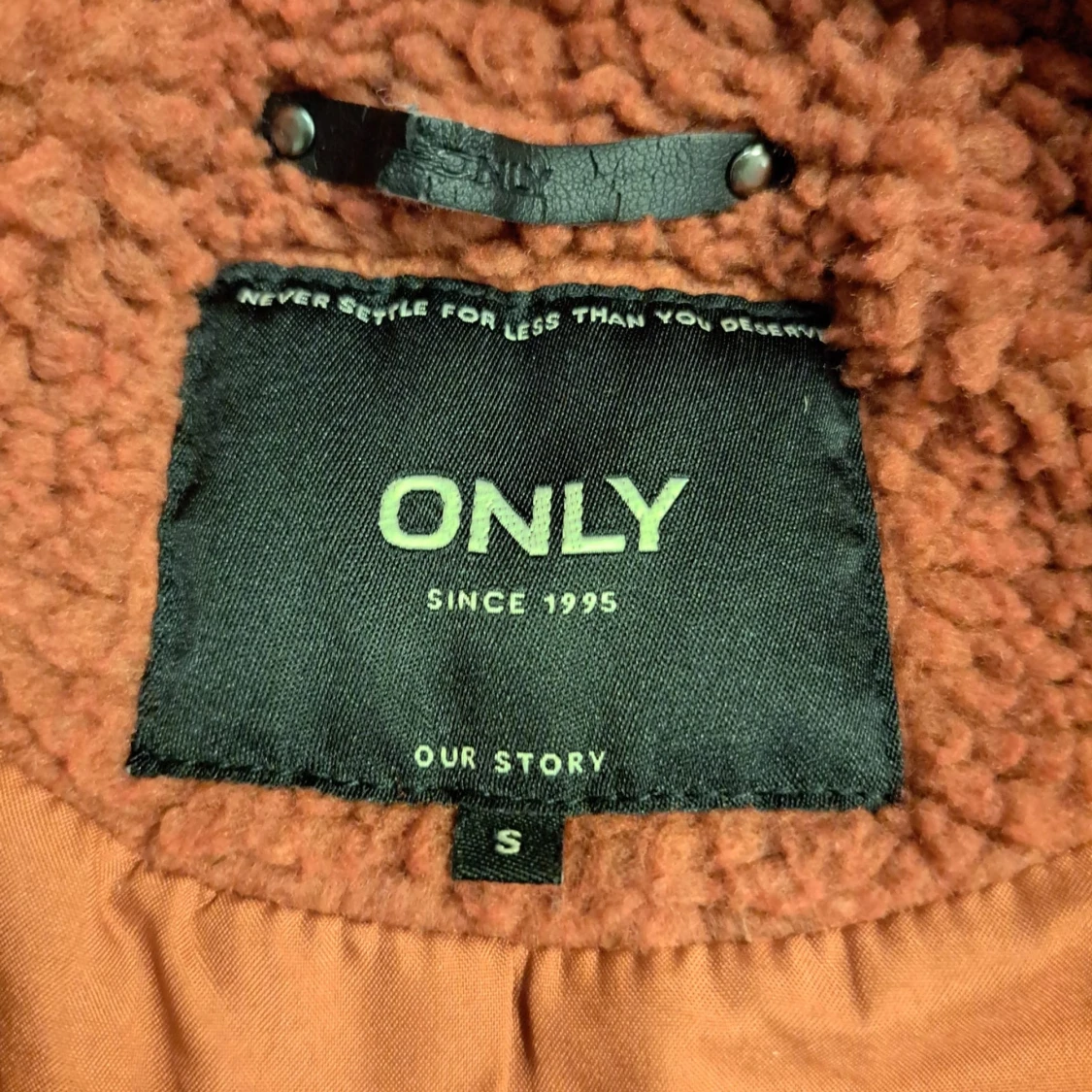 Rustfärgad teddyjacka från ONLY - 6