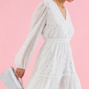 Vit prickig klänning från Kappahl - Superfin vit klänning från Kappahl med silvriga prickar, v-ringning och långa puffärmar. Nypris 599kr aldrig använd 