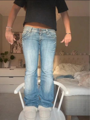 Ljusblå bootcut jeans från Levis - Jättesnygga och unika lågmidjade jeans, köpta för 750kr på vinted. Skriv för funderingar!!Midjemått: ca 42cm Innerben: 84cm ❤️