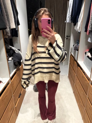 randig stickad tröja  - Randig stickad tröja från Dagmar med najs passform. Väldigt bra skick! Ge prisförslag!