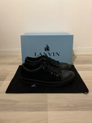 Lanvin  - Svarta Lanvins | Storlek - 43 | Skick - 8/10, små defekter på cap toe (se sista bilden) | Box, dustbag, extra snören ingår | Nypris - 5200kr | Hör av er vid frågor eller funderingar 🙌