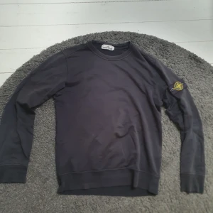Stone Island crewneck - Tjena, säljer nu min stone island sweatshirt då den inte används längre. Skick 7/10 men solblekt. Köpt av en kompis så har inget kvitto men den skannas som äkta, bild på CLGn fås i DM. Vid eventuella frågor är det bara att höra av sig! BVSA