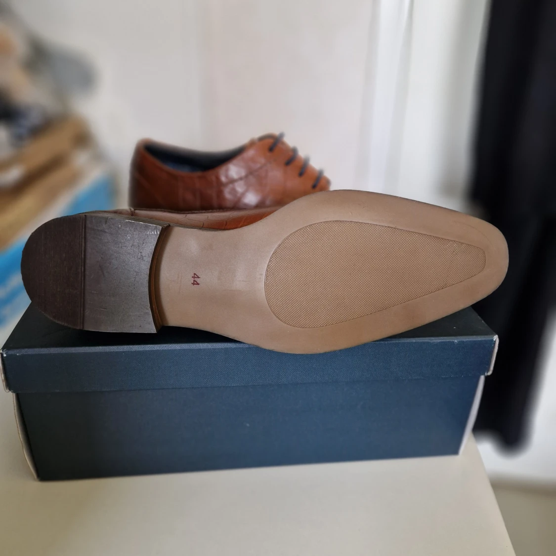 Oanvända Skinnskor Storlek 44 - 4