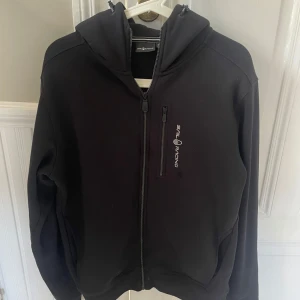 Svart Zip Hoodie från Sail Racing - Svart Zip Hoodie från Sail Racing  Storlek M  Tveka inte att höra av er vid frågor!