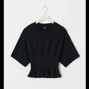 Gina topp - Figursydd topp/t-shirt från Gina Tricot, endast använd en gång.