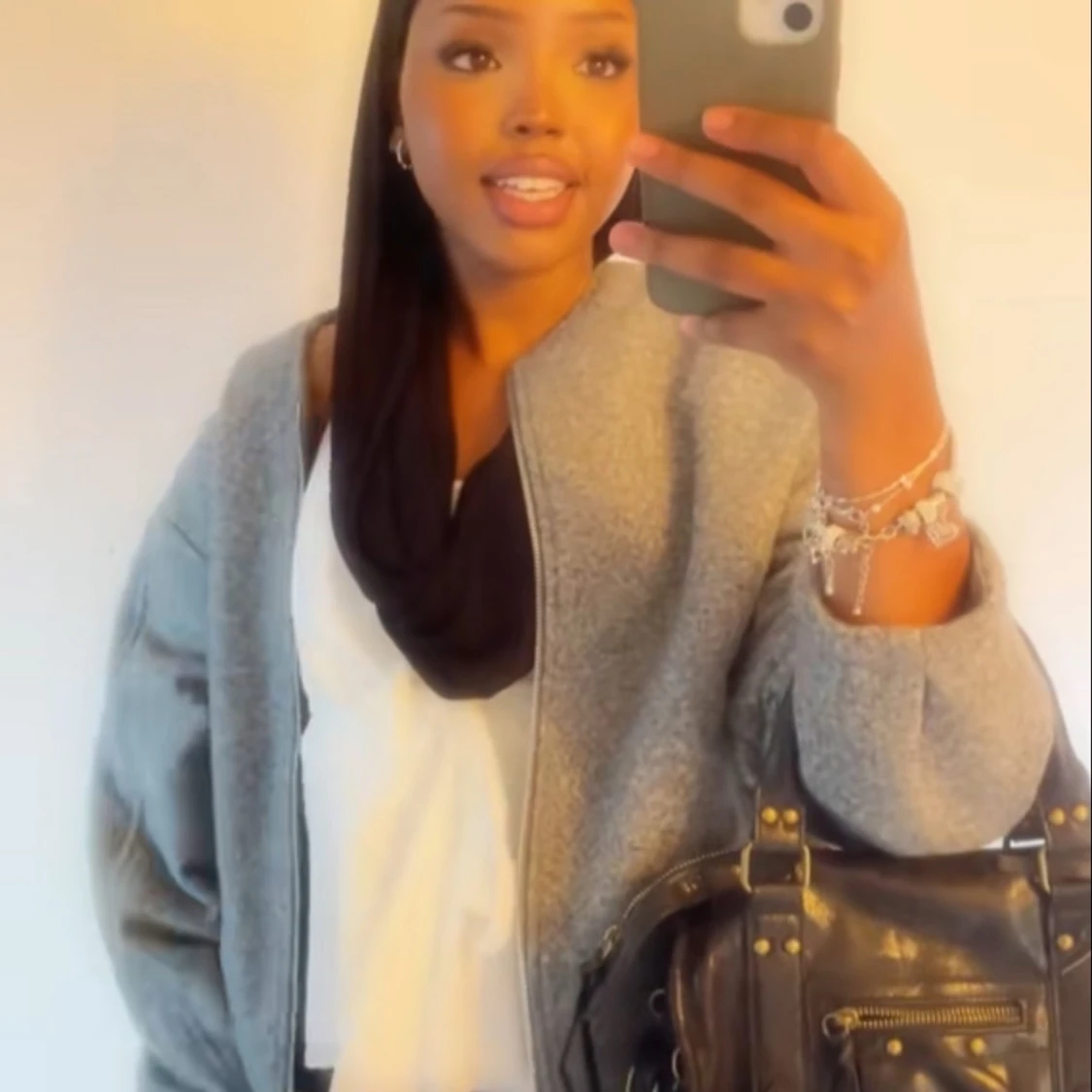 Svart handväska med gulddetaljer