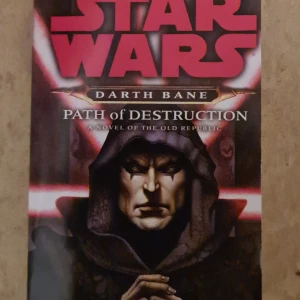 Star Wars: Darth Bane - Path of Destruction - Följ Darth Banes resa från gruvarbetare till mäktig Sith i denna episka Star Wars-roman. Perfekt för dig som älskar mörka äventyr, maktkamp och galaxens mest ikoniska skurkar. En spännande berättelse om att omfamna mörkret och skapa sin egen väg. Helt ny, oläst, prislapp kvar
