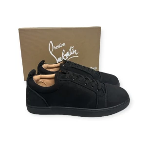 Christian Loubutin Sneakers  - Helt ny aldrig använt. Storlek 43. Kan frakta eller mötas i Haninge. Skriv gärna vid fler frågor, postar alltid inom 24h. (Alla bilder är tagna av mig)