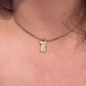 Guldig koala-berlock - Söt koala-berlock i guldton. Köpt second hand.