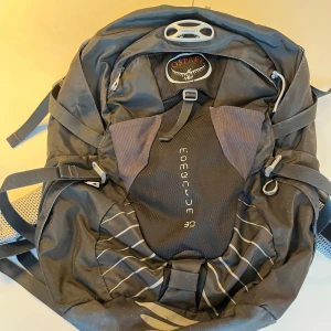 Osprey ryggsäck  - Detta är en Osprey ryggsäck som är gjord friluftsliv men funkar perfekt till vad som helst. Den är stor med många fickor och fack vilket betyder att den är perfekt för mycket förvaring. Den är i bra skick och kostar 1200kr om man ska köpa en helt ny.