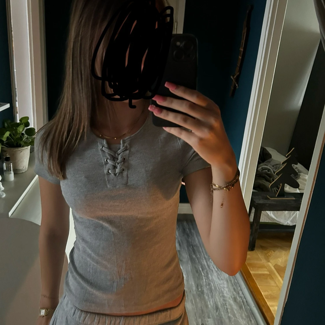 Grå ribbad t-shirt med snörning