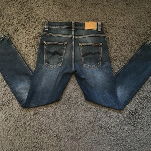 Nudie jeans Grim Tim  - Feta Nudie jeans med en galet snygg tvätt💯 Lagade mellan benen (bild 3) men syns dock inte under användning. Skriv om du har frågor!😇
