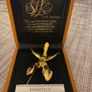 Guldpläterad orkidé brosch från S.P.K. - Unik brosch formad som en äkta trädgårdsorkidé, pläterad med 24 karat guld. Handgjord i Thailand och levereras i exklusiv ask. Blommans detaljer och den glänsande ytan gör den till ett riktigt statement piece för dig som vill sticka ut.