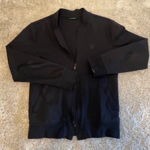 J.Lindeberg zip - En soft J.lindeberg zip, har en liten vit missfärgning/avfärgning på ärmens ände därav priset. Den är åt det mindre hållet så passar XS.
