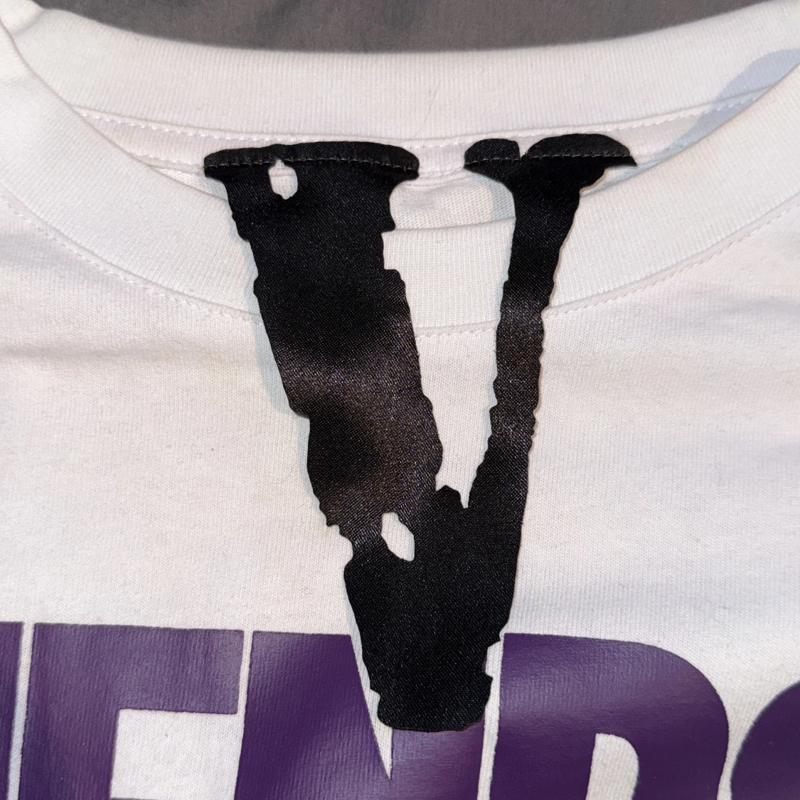 vit / lila VLONE tshirt - 2