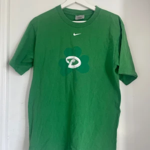Grön Nike t-shirt - Grön t-shirt från Nike. Rund hals, tillverkad i mjuk bomull.