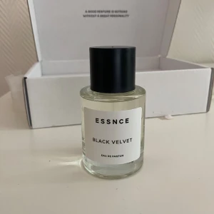 Essnce black velvet  - Black Velvet – Essnce Elegant doft med päron, kaffe och jasmin på en varm bas av vanilj och sandelträ. Nästan helt full, endast testad 2–3 ggr.