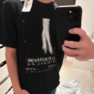 Svart tshirt från Zadig & Voltaire - Svart t-shirt från Zadig & Voltaire i samarbete med Benjamin Millepied | Storlek XXS men passar mer som XS/S (jag på bild är 173) | Helt ny med tags, aldrig använd! | Kan eventuellt gå ner lite i pris vid snabb affär! // Levi