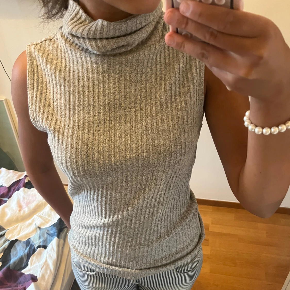 Grå ribbad polotopp från Visual Clothing Project - 1