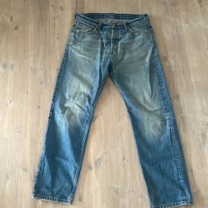 Weekday Space Relaxed Straight Jeans 31/32 - Blå Weekday Space Relaxed Straight Jeans med rak passform.  Dom är väl använda och har därför ljusare partier framtill och baktill, även slitna vid bensluttet. Det är bara skriva vid funderingar