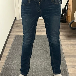 Levi's 502 Regular Taper jeans blå - Snygga blåa Levis jeans👖, jeansen har bra skick⭐️ och är storlek 14A