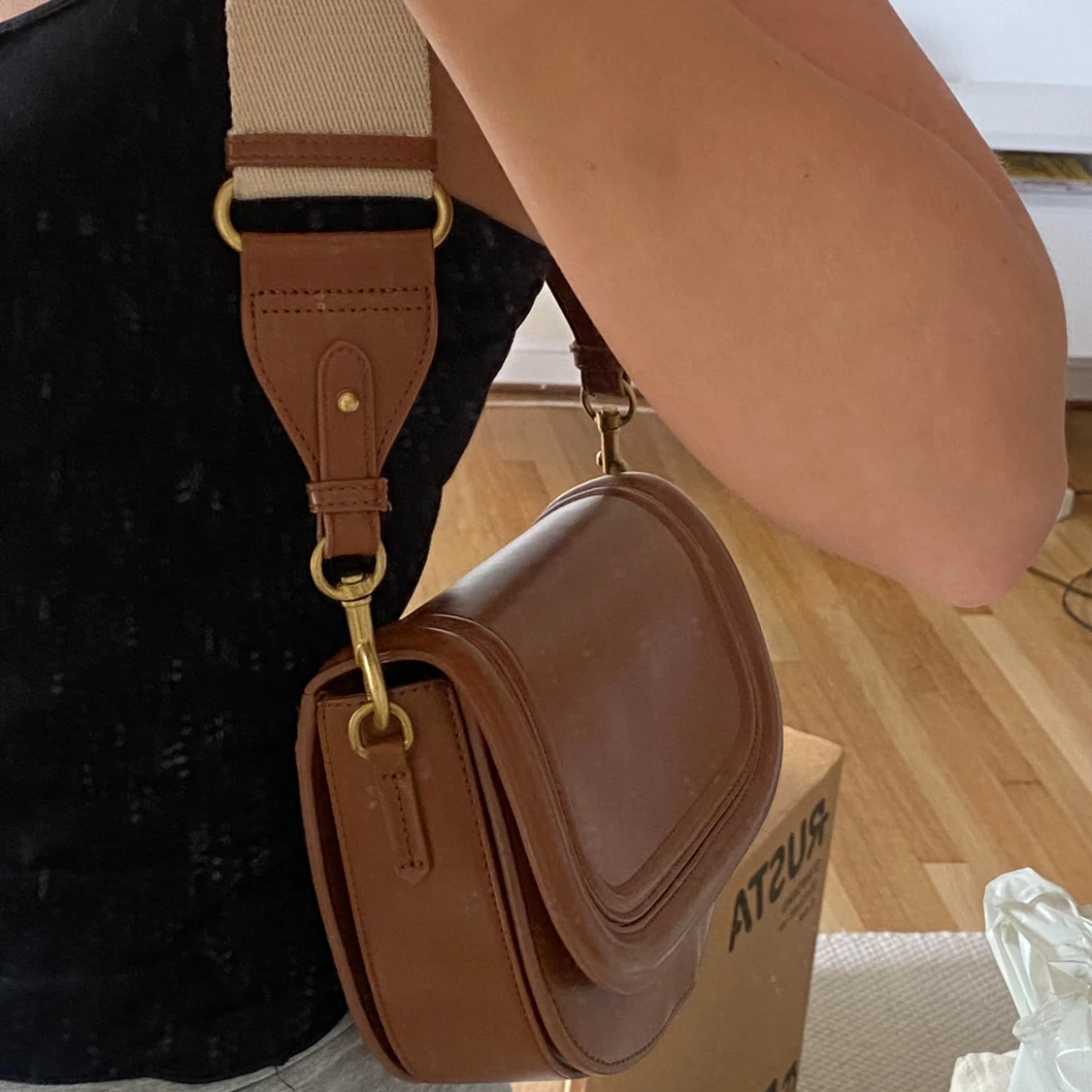 Brun axelväska i skinn med bred rem från Zara