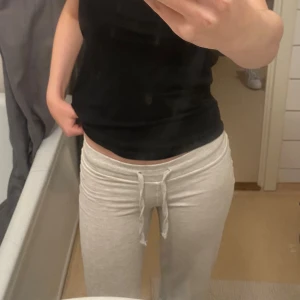 Mjukisbyxor  - Säljer dessa ljusgråa/vita mjukisbyxor från Ginatricot eftersom att de är för korta för mig.☺️Jag är ca 170cm lång och på 3e bilden ser man att de slutar ungefär ovanför hälen. Köpte på vinted men har knappt använd dom, strl XS. 💗