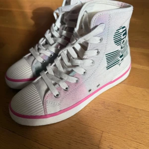 Isabel marant sneakers - Jättesnygga Isabel marant benkeen sneakers. Använd en gång då de tyvärr inte passar mig. Original låda och dustbag tillkommer💗.