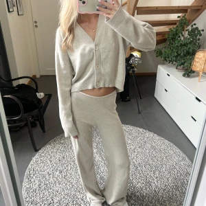 Två delat set - Mysigt stickat set från H&M! Börjat noppra dig liiiite (se sista bilden), men det är inget man tänker på!! Nypris: 750kr