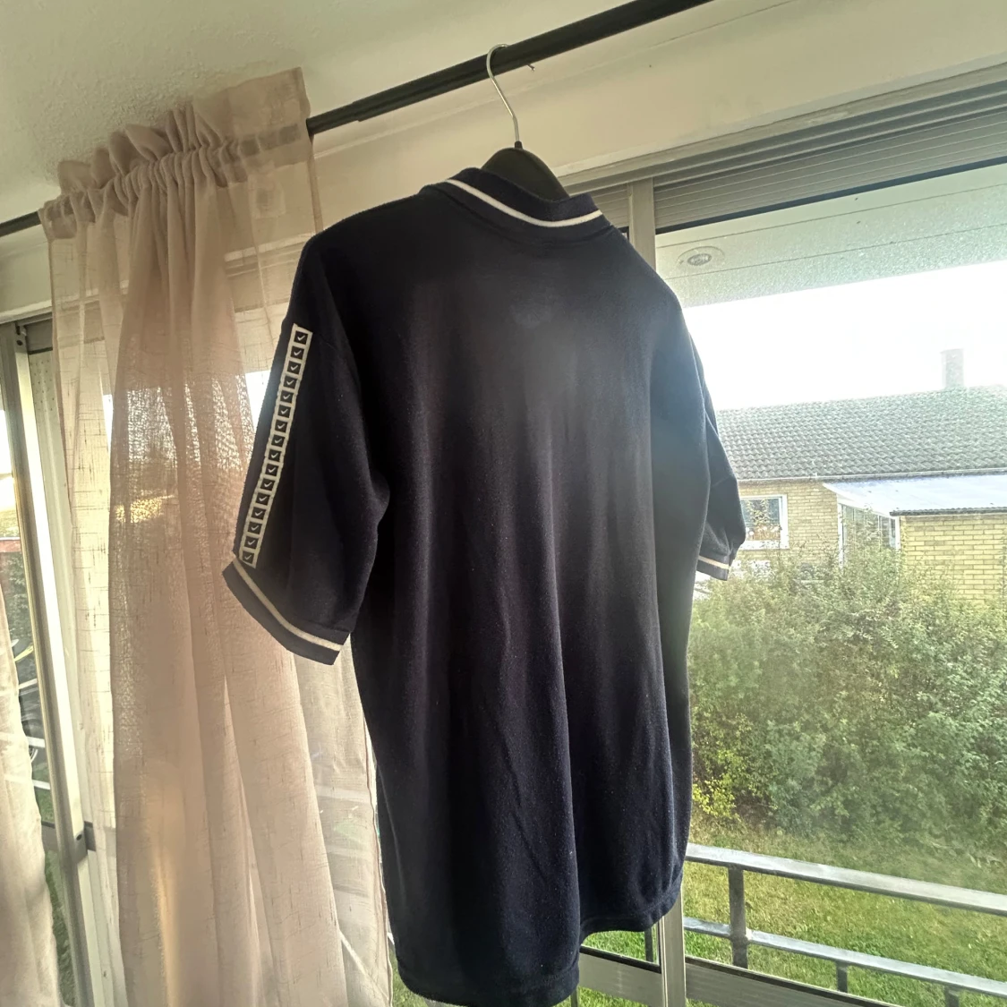 Mörkblå Nike t-shirt med vita detaljer - 1