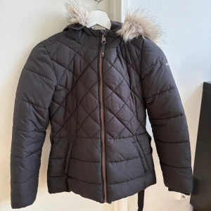 Garcia jacka - Jacka från Garcia, pälsen går att ta av💕 perfekt nu inför höst och vinter 🍂 ❄️ storlek 152/158