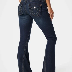 TRUE RELIGION Joey Low Rise Flare - Utsvängda jeans från True Religion med låg midja. - Stretchigt material. - Låg midja. - Figurnära passform upptill med utsvängda ben. - Femficksdesign. - Bakfickor med ficklock och knapp. - Innerbenslängd: 84 cm i storlek 27.                       Nypris 1 299kr.                                                       Skriv för om ni vill ha bilder 💞💞