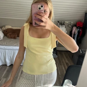 INTRESSEKOLL gul topp Zara - INTRESSEKOLL på denna fina trendiga topp ifrån Zara, färg gul! 💛