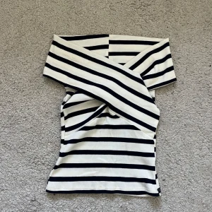 Randig offshoulder topp H&M - Säljer en snygg ribbad offshoulder topp från H&M i storlek XS. Säljer pga att jag inte gillar hur den sitter på mig, använd 1gång 🥰