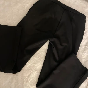 Svarta kostymbyxor med rak passform - Skitsnygga svarta kostymbyxor från lager 157💕 Raka i benen, storlek 160☺️ Strech i midjan och kan spännas. Ganska bra skick lite noppriga. Pris kan diskuteras🤗