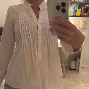 Vit-rosa randig blus/skjorta!! - Söt blus från ett okänt märke, kan skicka foto då jag själv inte ser vad som står! Super söt men kom tyvärr inte till min användning ❣️