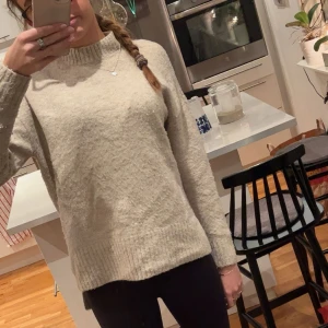 Långärmad beige tröja  - Storlek xs från Vera Moda. Använder inte längre, lite nopprig men fortfarande i bra skick. Lite polo krage. Priser går att diskutera 