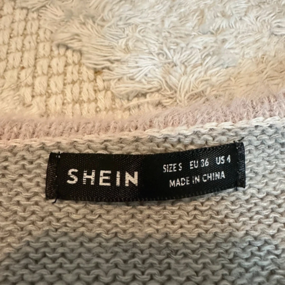 Grå stickad tröja  - 2